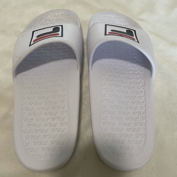 Fila slides - Picture 8 of 9